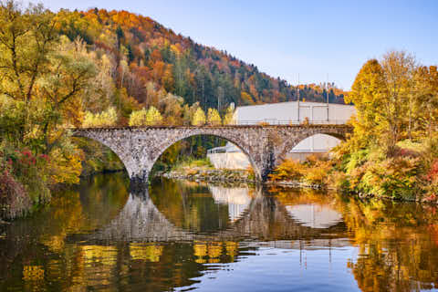 Gemeinde Obernzell Landkreis Passau Erlau alte Granitbahnbrücke Herbst (Dirschl Johann) Deutschland PA